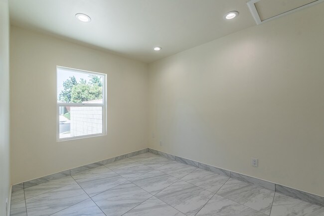 Building Photo - 1702 N Lima St
