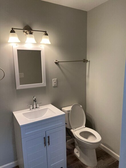 Master Bath - 207 Herbert St