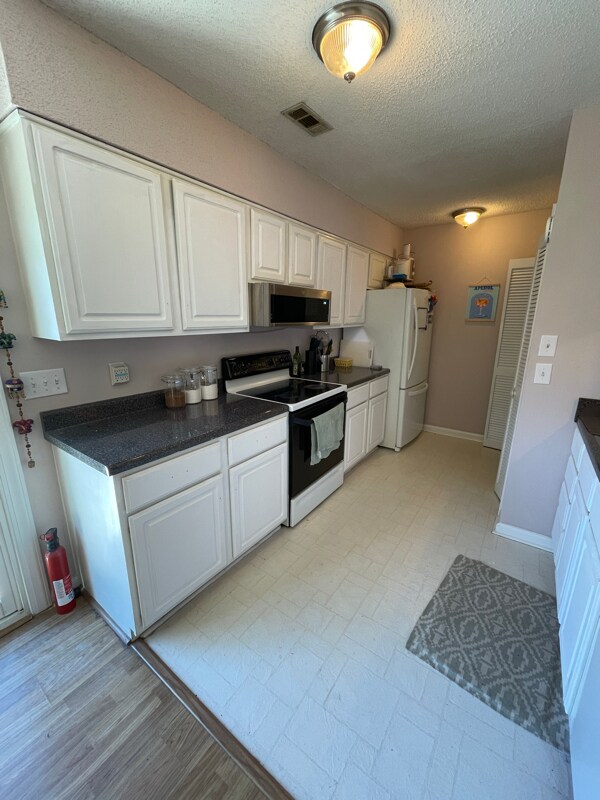 Building Photo - 3609 Pine Knoll Dr