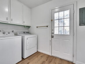 Building Photo - 418 Oakhill Dr