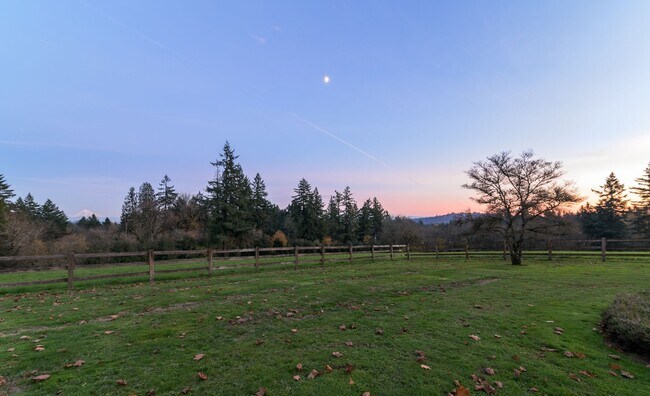 Building Photo - Expansive 5-Bedroom Lake Oswego Property N...