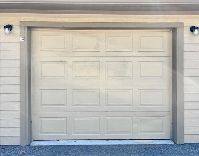 Building Photo - Awesome 3/2 Condo w/ a garage Gate Parkway...