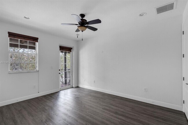 Building Photo - 624 SW 147th Ave