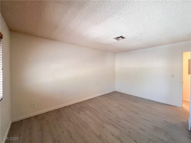 Building Photo - 2700 Baycliff Ct