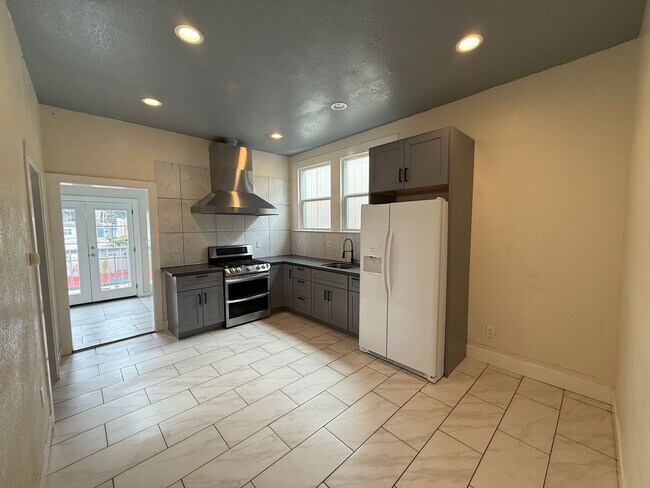 Building Photo - Charming Oceanveiw Renovated Single-Family...