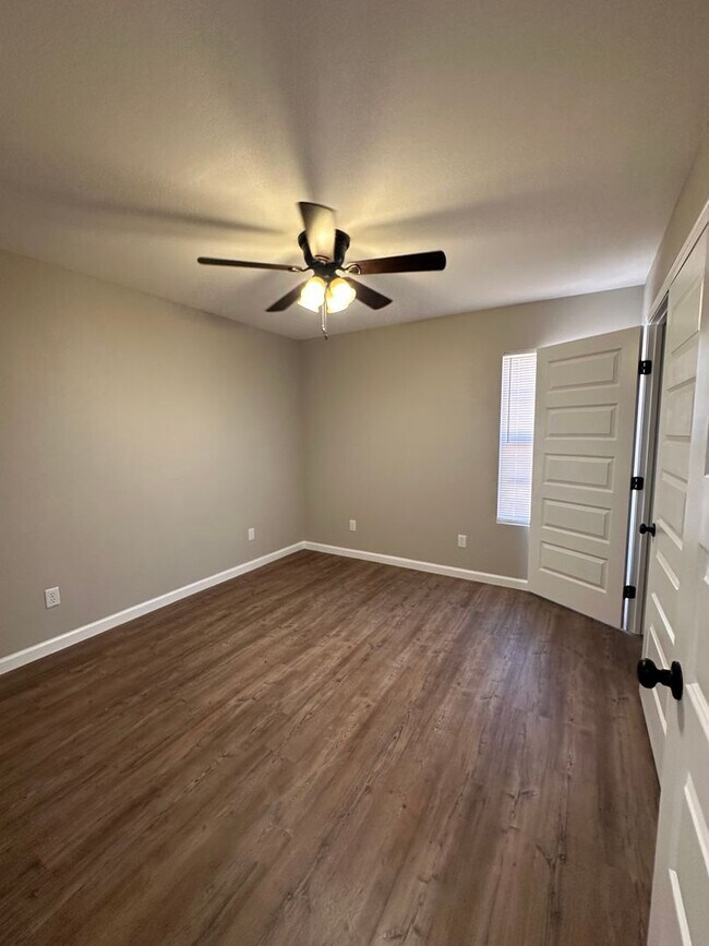 Building Photo - 906 Moxley Dr