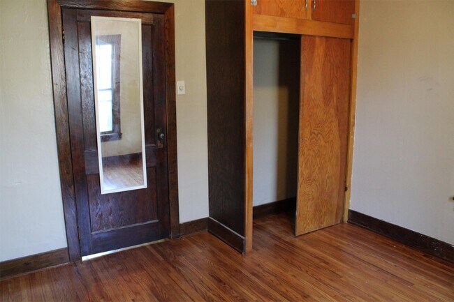 Building Photo - 526 E 11th St