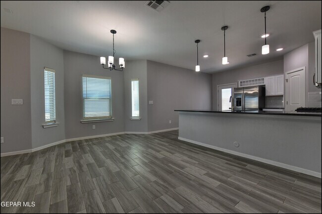 Building Photo - 552 Logwood Ave