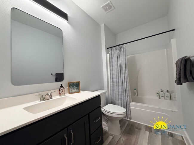 Building Photo - Gorgeous 2 Story 4 Bedrooms Townhome in Fort Walton Beach!