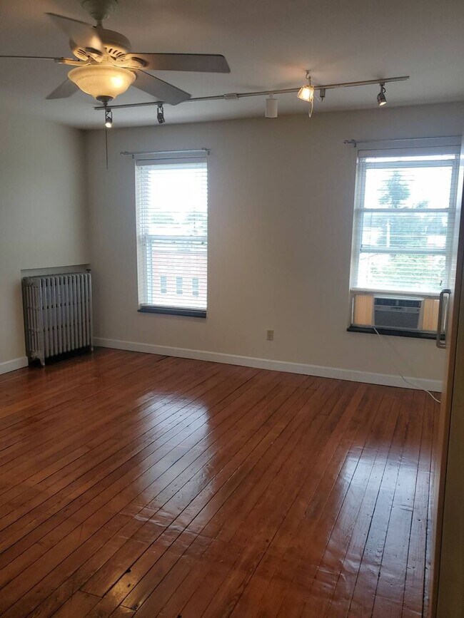 Building Photo - 713 W 33rd St