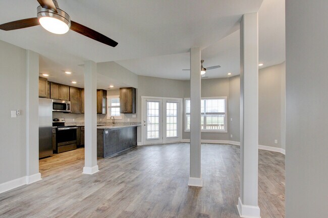 Building Photo - 127 Riverbend Dr