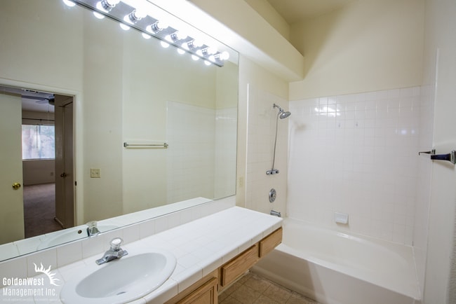 Building Photo - Bright and Spacious 2Bdm 2Ba in Gated Comm...