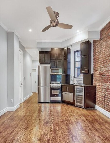 Building Photo - 246 Mott St