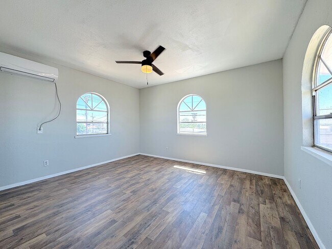 Building Photo - Central El Paso 2bed/1.5bath REFRIG A/C!