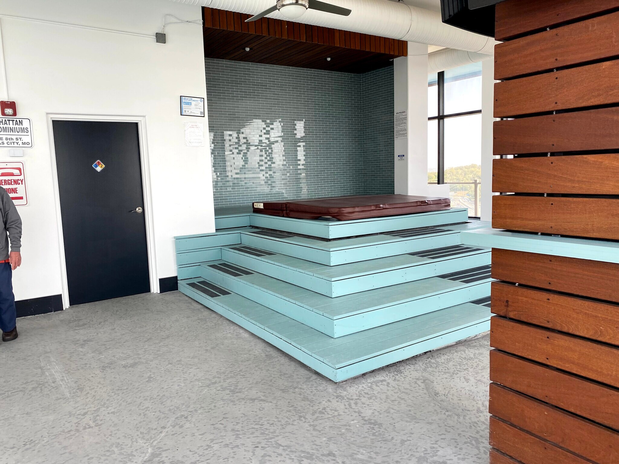 Hot Tub - Indoor! - 700 E 8th St