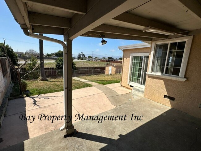 Building Photo - Lovely 3 bedroom 2 bath home with pets considered!