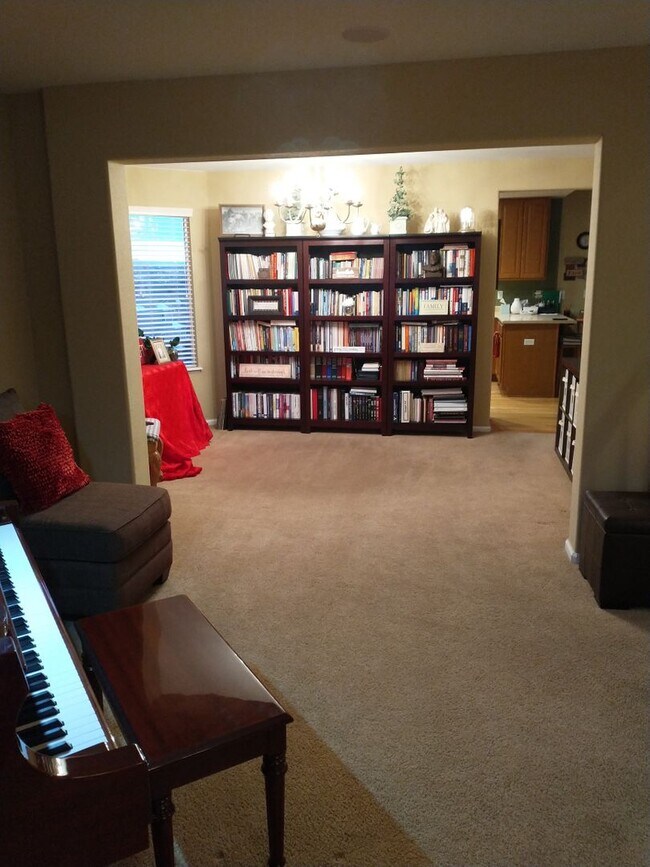 Building Photo - Beautiful 4 Bed 2.5 Bath + High Quality Up...
