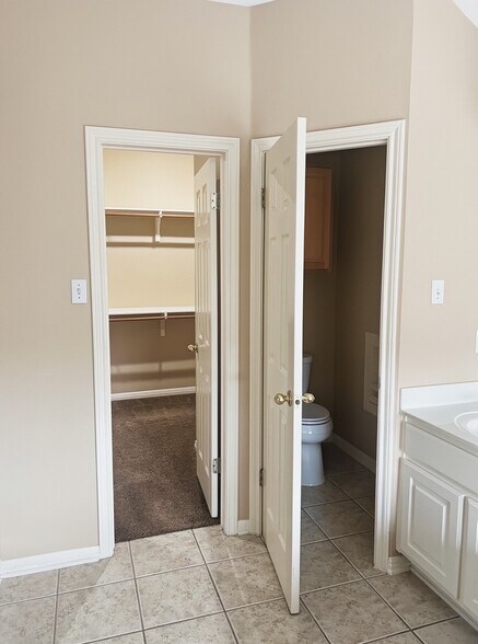 Master Bath Watercloset - 15201 Calaveras Dr