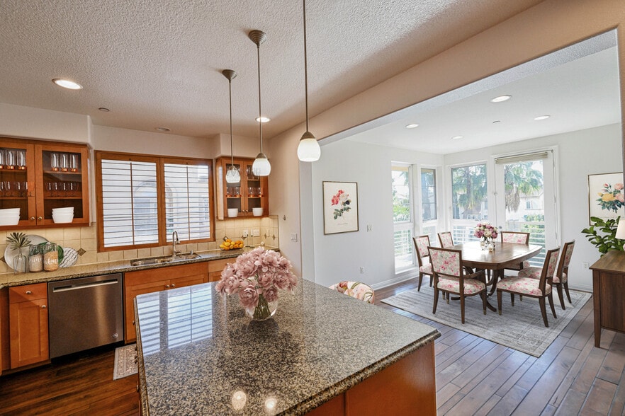 Building Photo - 5831 Seawalk Dr