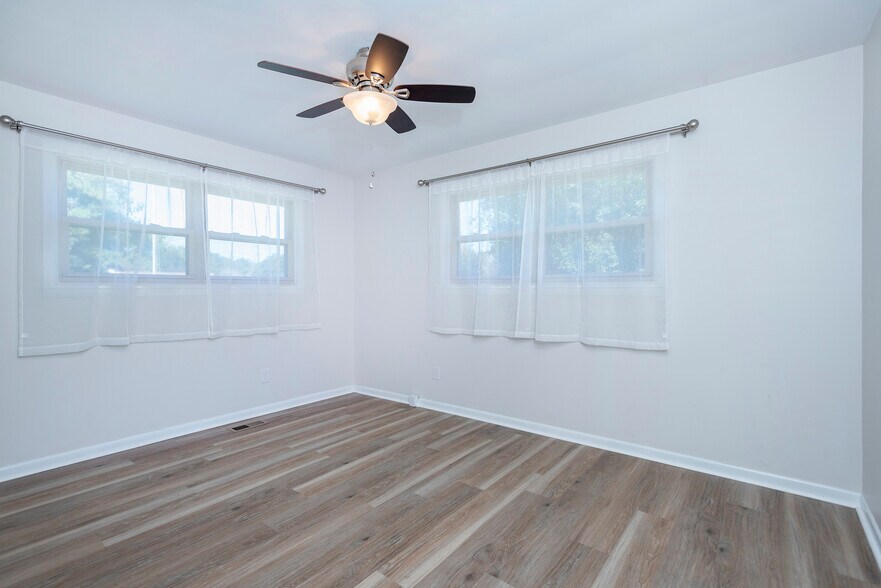 Bedroom at end of hall - 5760 Saundersville Rd