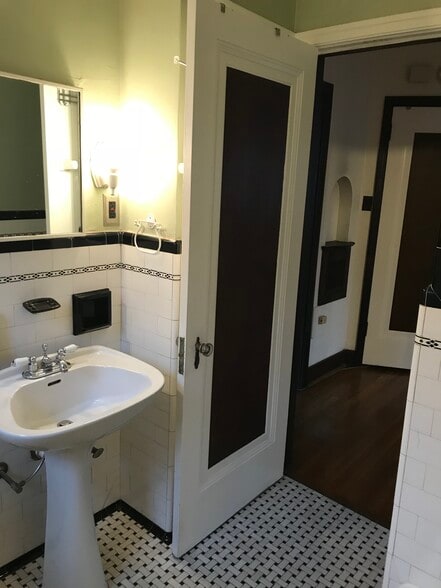 Bathroom with linen closet - 330 S Aiken Ave