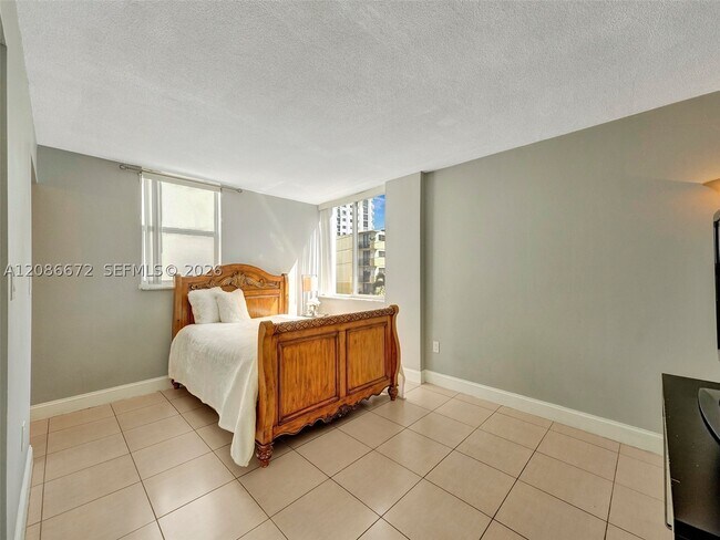 Building Photo - 1658 Bay Dr E