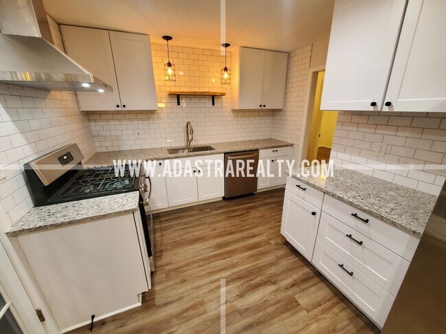 Building Photo - Beautiful Home in the Heart of Overland Pa...