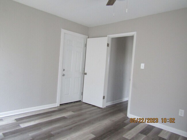 Building Photo - Very Nice Remodeled Duplex Home! No Pet Home!