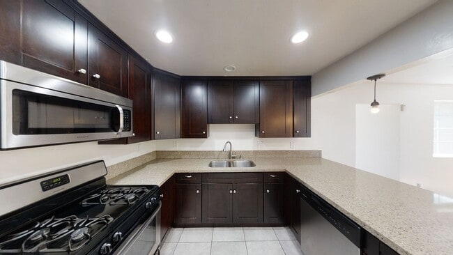 Building Photo - 7BD/3BA, Big Driveway!!