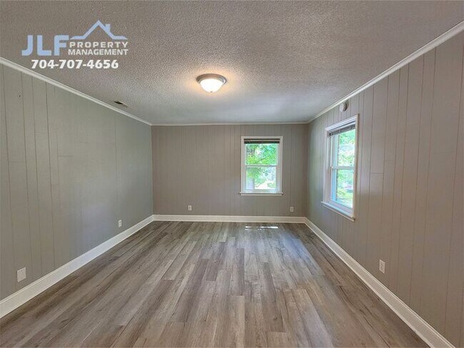 Building Photo - Spacious 3 Bed/2.5 Bath Duplex With Basement.