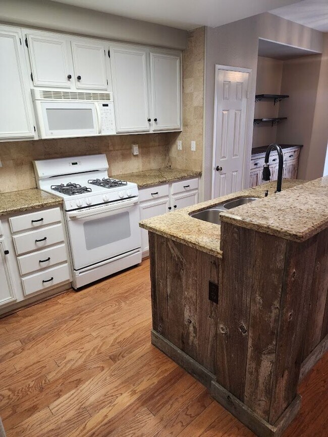 Building Photo - Murrieta 2 Bedroom Townhome + Office, Loft and 2 Car Garage