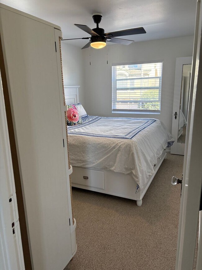 Building Photo - 4027-4029 Ocean Dr