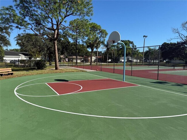 Building Photo - 525 Lakeview Dr