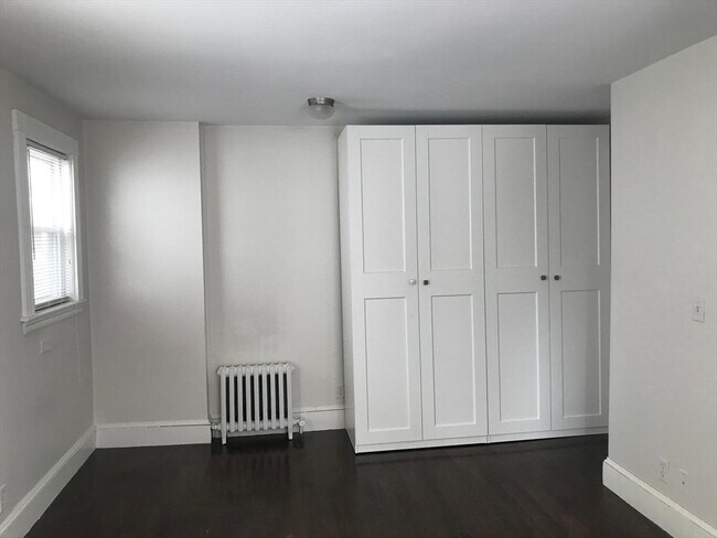 Building Photo - 11 W Elm Ave