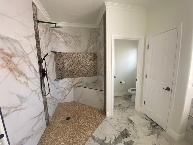 Building Photo - Fully Furnished 3 Bedroom Rental on the Go...