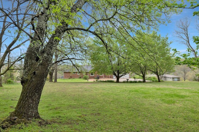 Building Photo - Awesome 3BE/2BA ranch style home in the We...