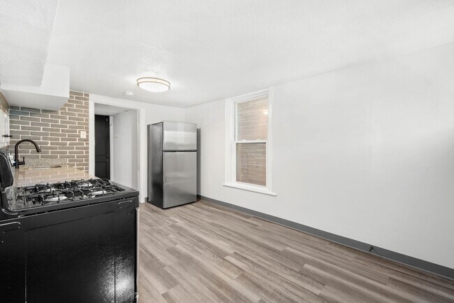 Building Photo - 133 Glenmore Ave