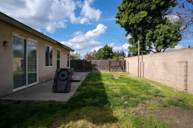 Building Photo - 3 Bedroom 2 bath!