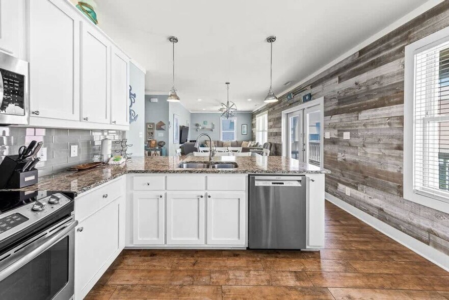 Building Photo - 6052 Sawgrass Cir