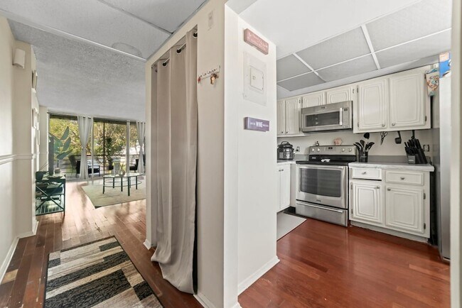 Building Photo - 113 Royal Pk Dr