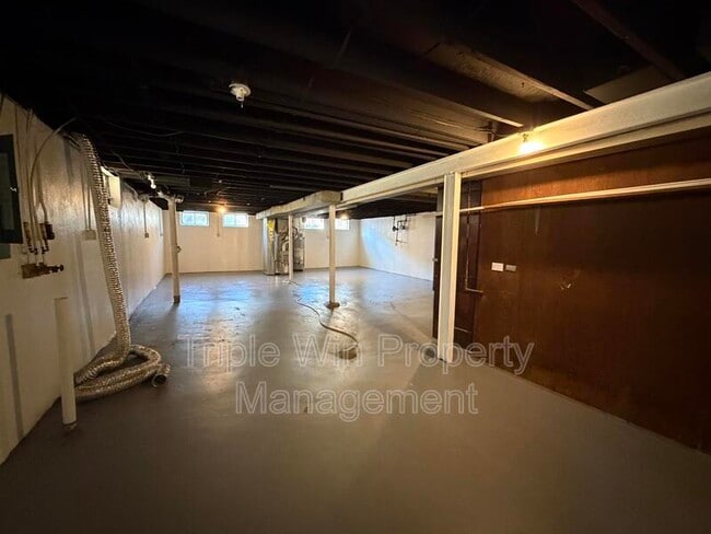 Building Photo - 2408 Caverhill Dr