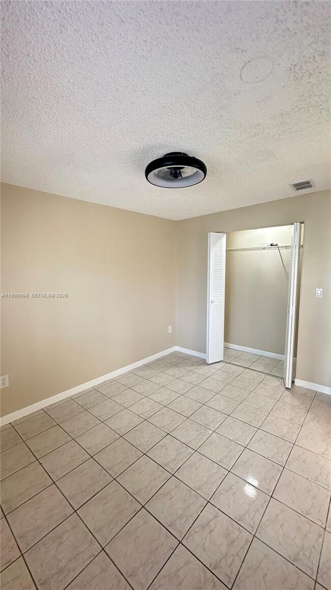 Building Photo - 990 E 2nd St