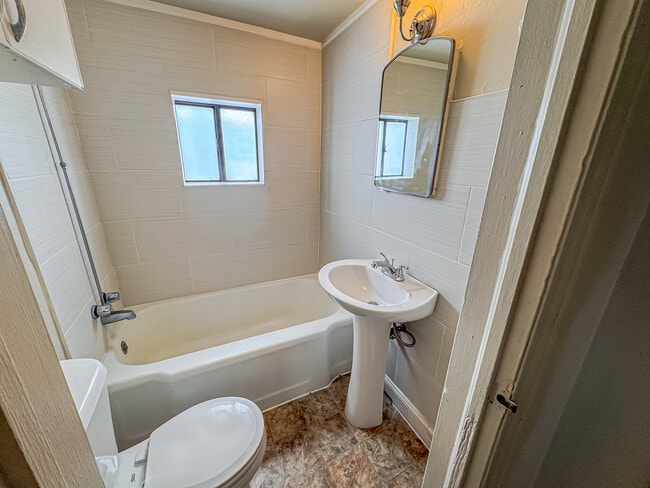 Building Photo - 614 Seymour Ave