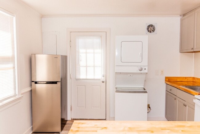 Building Photo - Located Near Regency Mall- A MUST See!