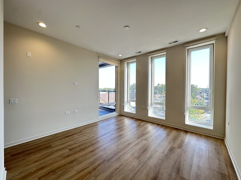 Building Photo - 6340 W Belmont Ave