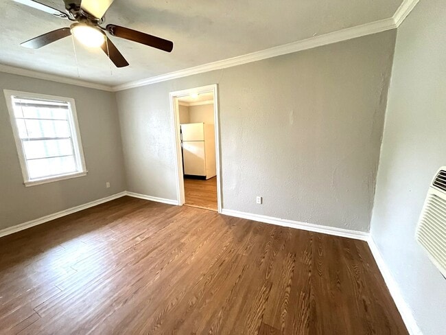 Building Photo - 2 Bed 1 Bath