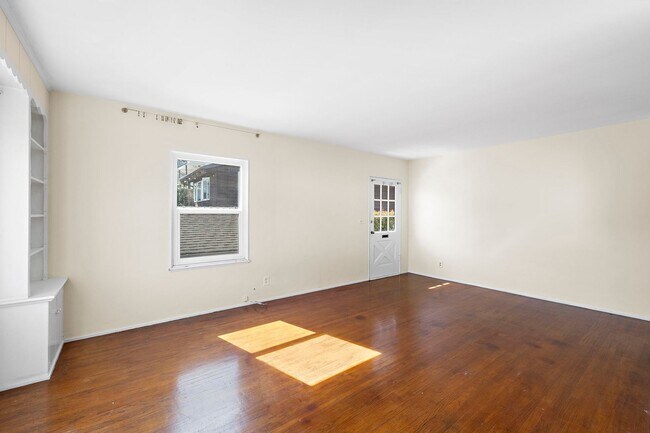 Building Photo - Centrally Located in the heart of Laguna Village