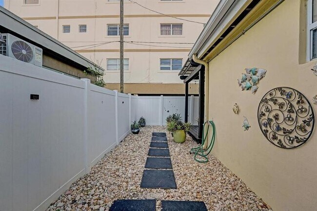 Building Photo - 2000 Jackson St