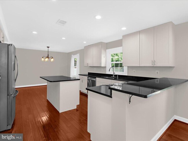 Building Photo - 7896 Pavilion Dr