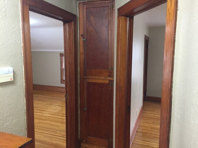 Building Photo - Gorgeous 3 Bedroom - 1-1/2 bath House in Prime St. Paul neighborhood